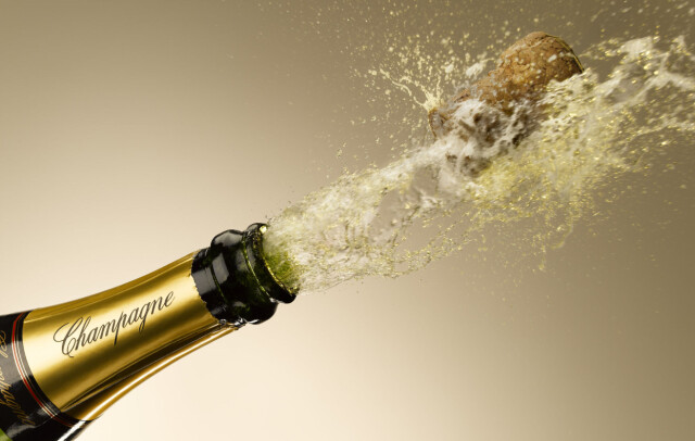 IMPONER GJESTENE: Lag et champagnetårn eller lær deg sablering! Foto: All Over Press IMPONER GJESTENE: Lag et champagnetårn eller lær deg sablering! Foto: All Over Press
